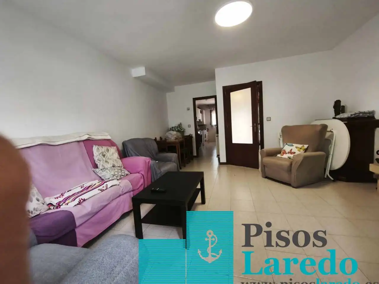 Sala d'estar de Casa adosada en venda en Laredo amb Calefacció, Jardí privat i Parquet
