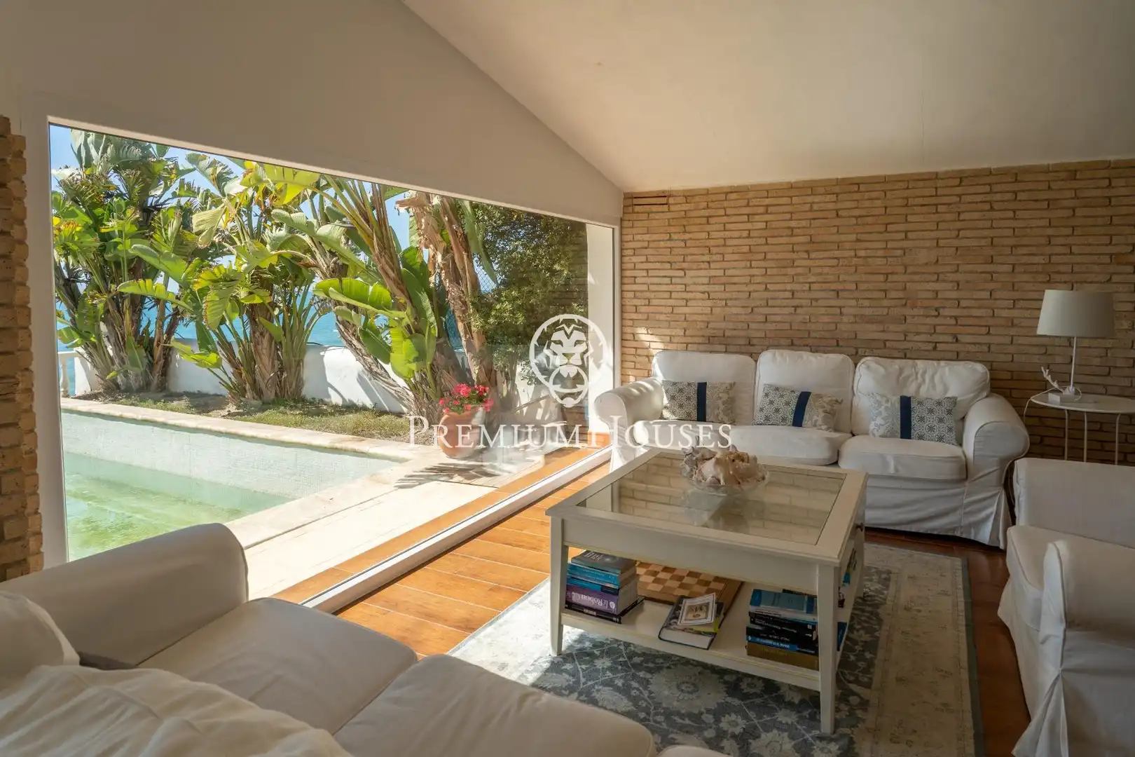 Living room of Houses for sale in Vilanova i la Geltrú  with Air Conditioner, Heating and Private garden