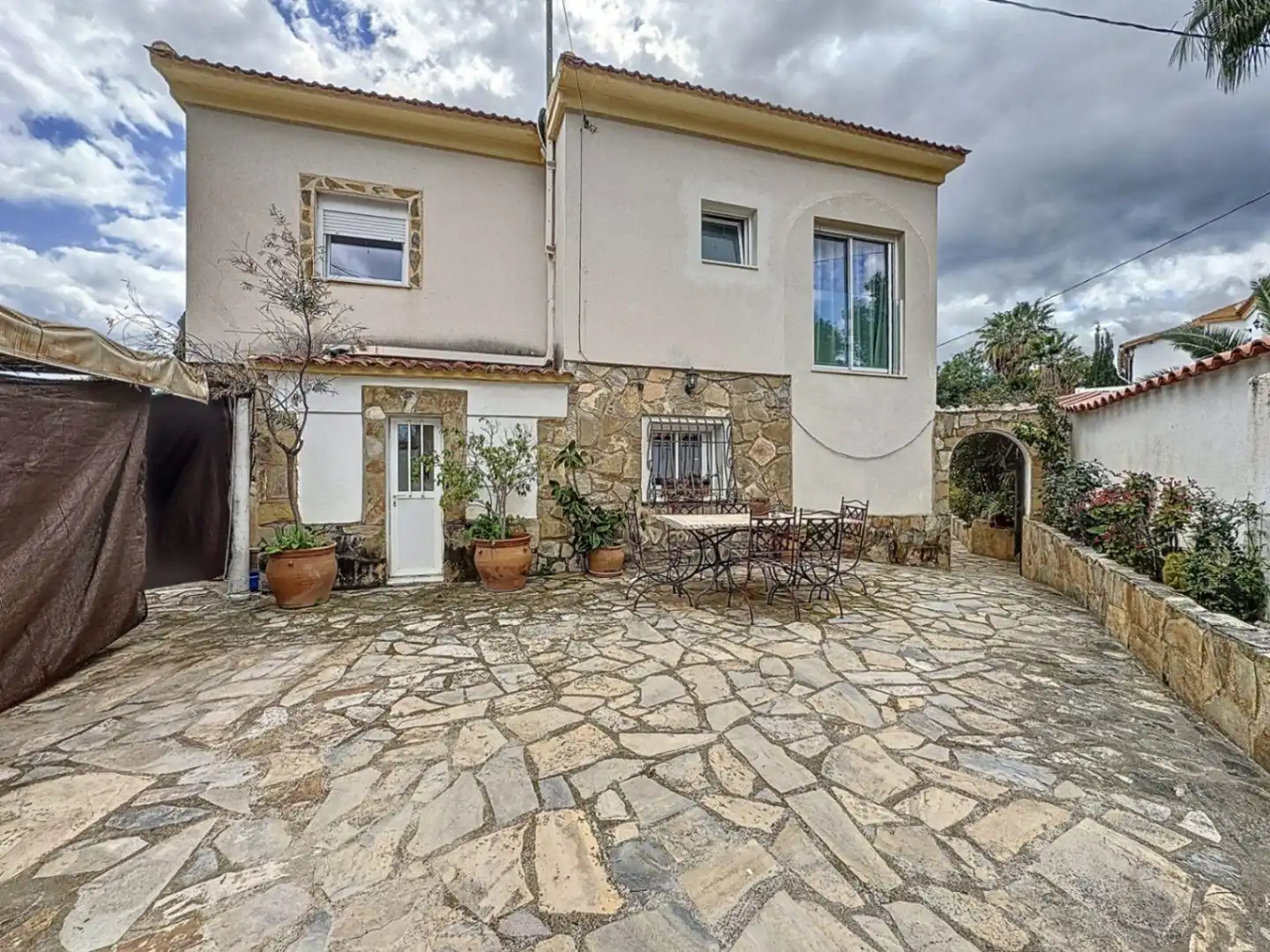 Außenansicht von Haus oder Chalet zum Verkauf in La Nucia mit Klimaanlage, Heizung und Privatgarten