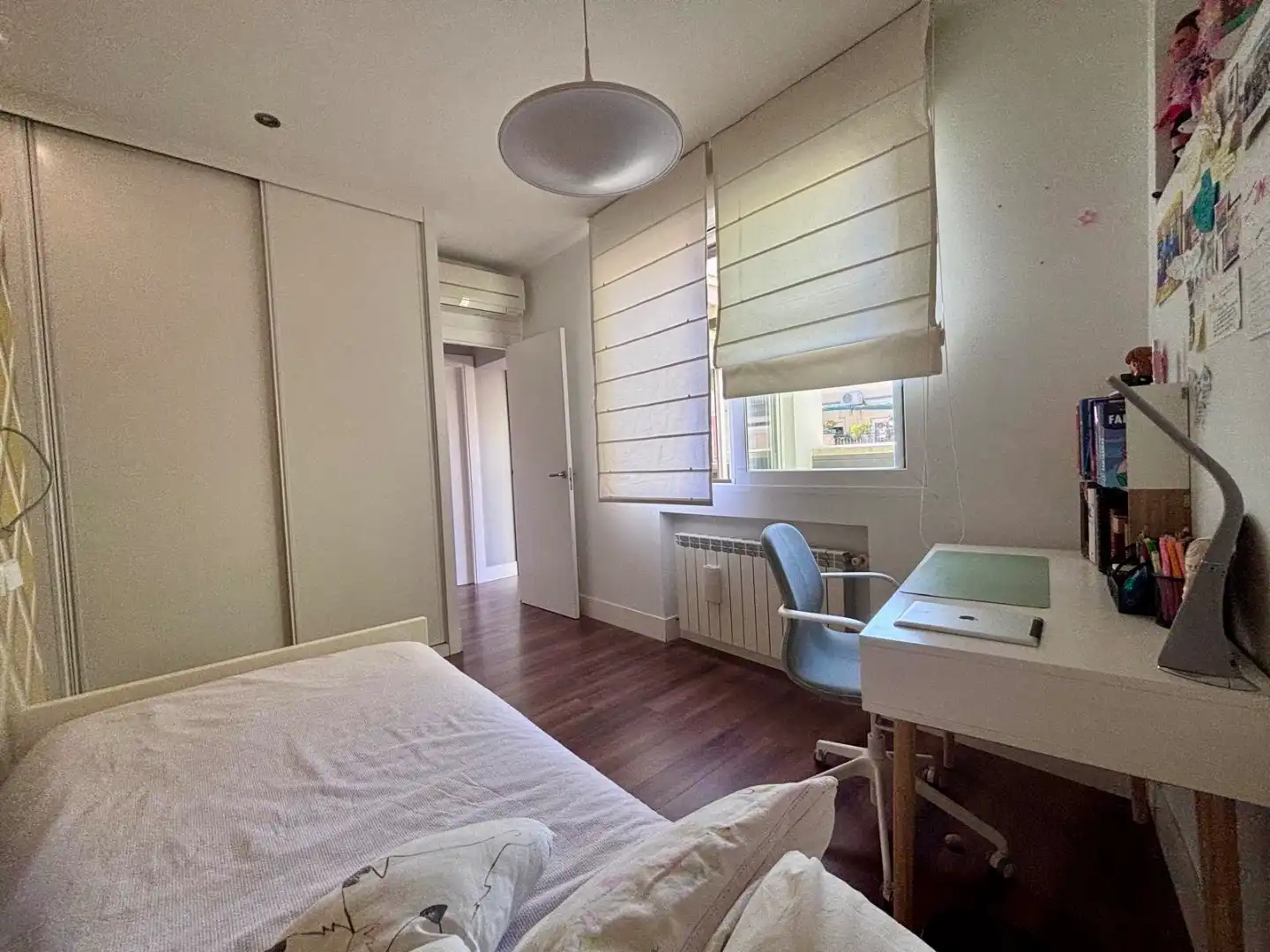 Schlafzimmer von Dachboden zum Verkauf in  Madrid Capital mit Klimaanlage, Terrasse und Balkon