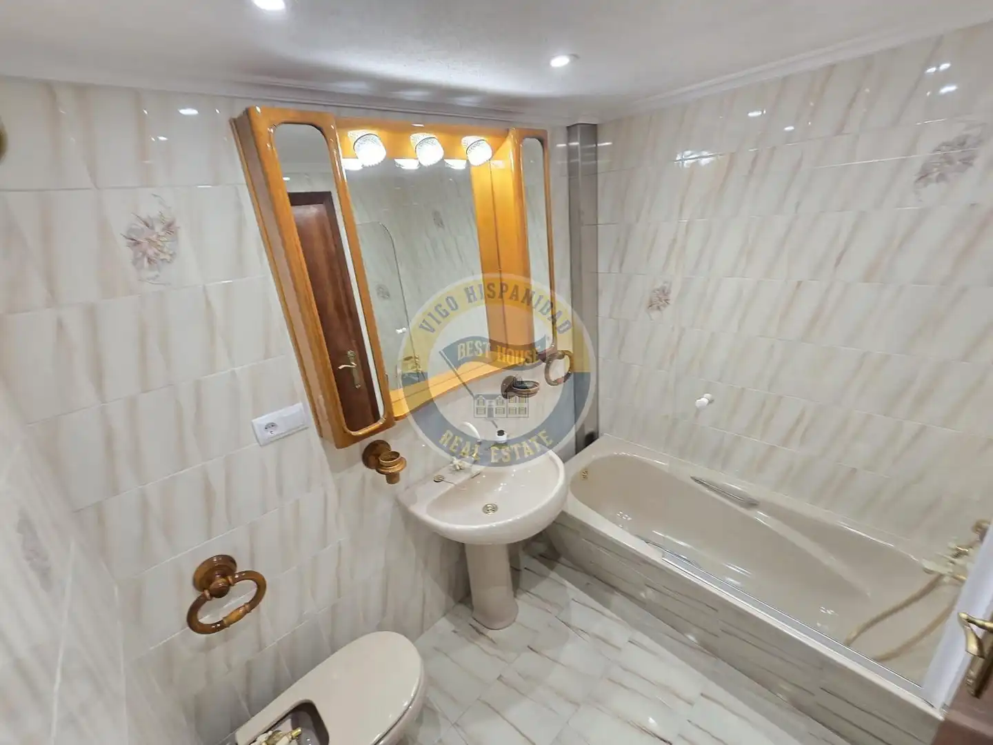 Baño de Piso de alquiler en Vigo  con Calefacción, Parquet y Balcón