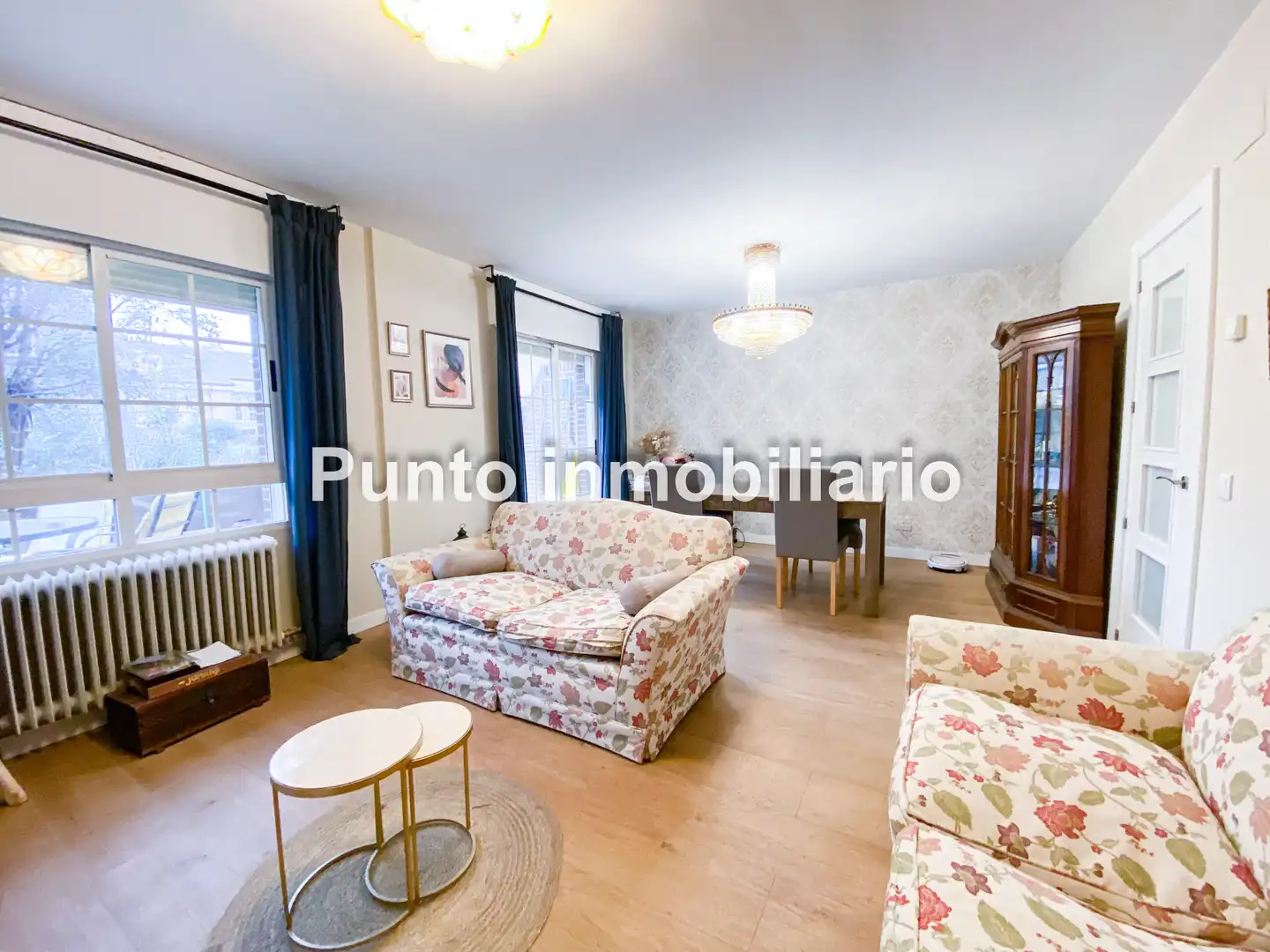 Sala d'estar de Casa adosada en venda en Valladolid amb Calefacció, Jardí privat i Parquet