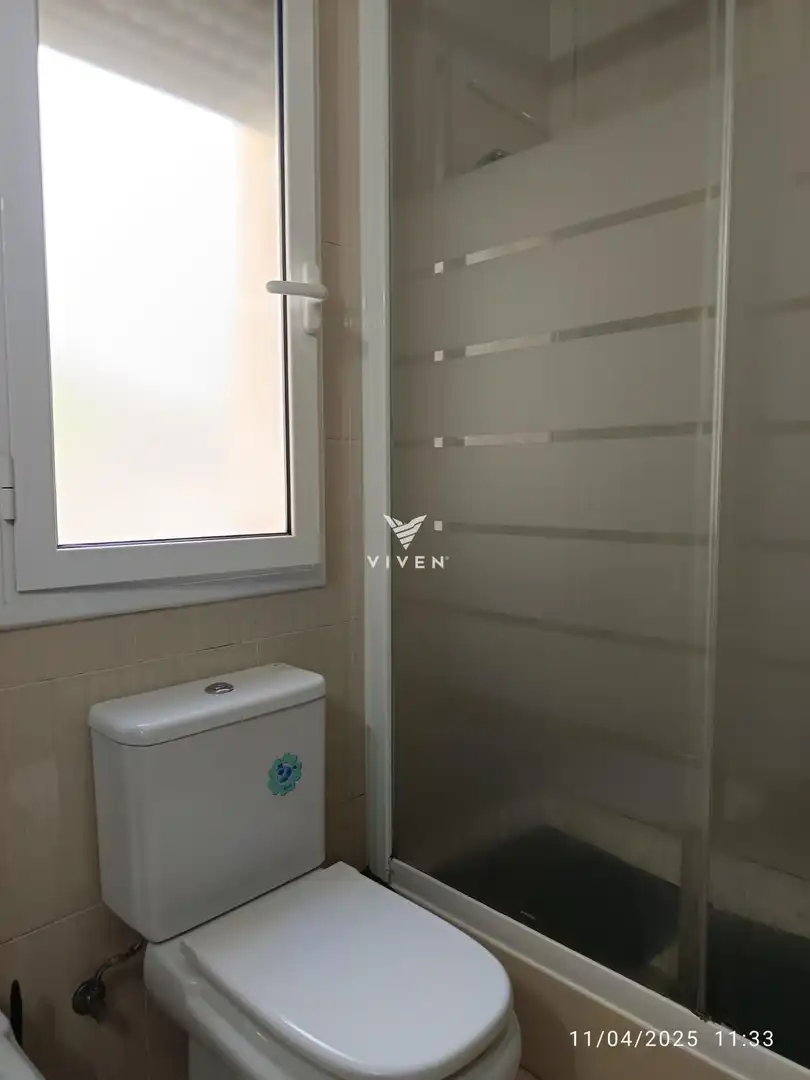 Badezimmer von Einfamilien-Reihenhaus zum Verkauf in Olivella mit Heizung, Privatgarten und Terrasse