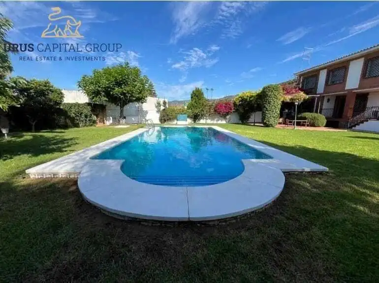 Piscina de Casa adosada en venda en Córdoba amb Aire condicionat, Calefacció i Jardí privat