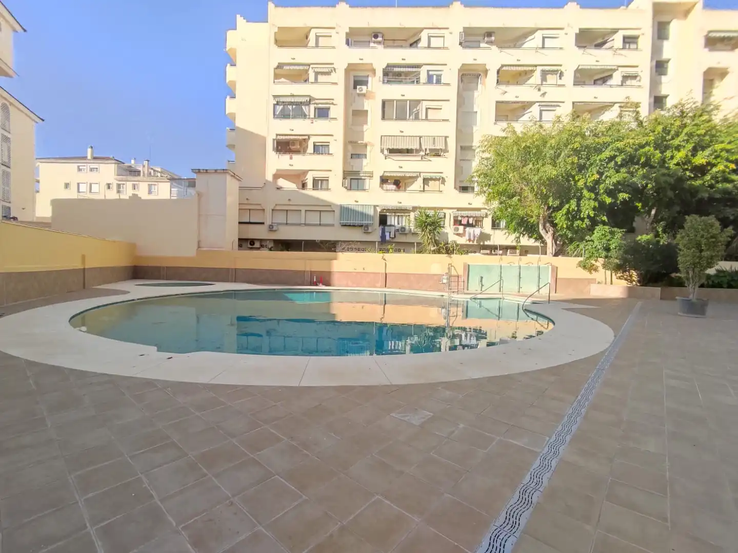 Piscina de Estudio en venta en Torremolinos con Terraza, Amueblado y Lavadora