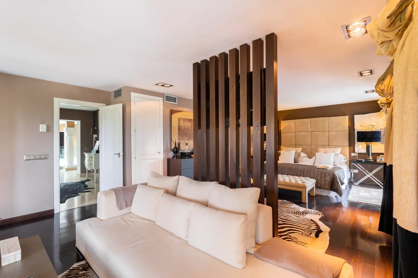 Sala d'estar de Casa o xalet en venda en Marbella amb Aire condicionat, Jardí privat i Terrassa