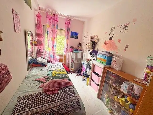 Habitación de Piso en venta en Madrid con Calefacción y Jardín privado