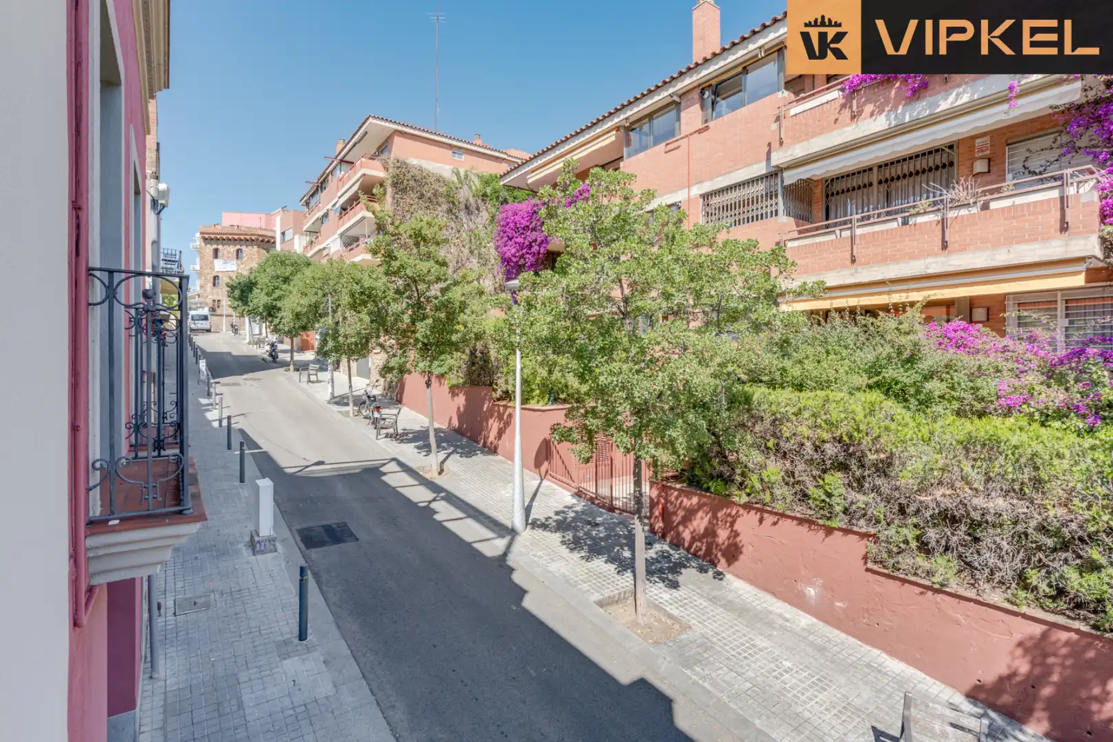 Außenansicht von Einfamilien-Reihenhaus zum Verkauf in Barcelona mit Privatgarten und Terrasse