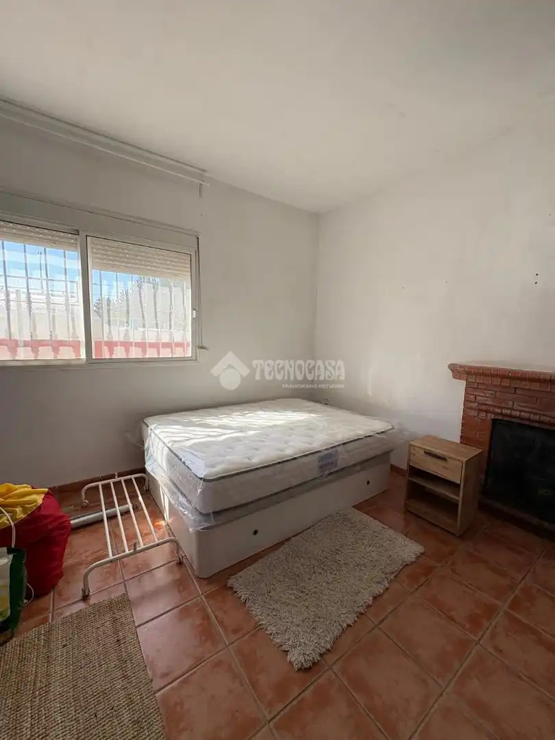 Dormitori de Casa o xalet en venda en La Rinconada amb Jardí privat