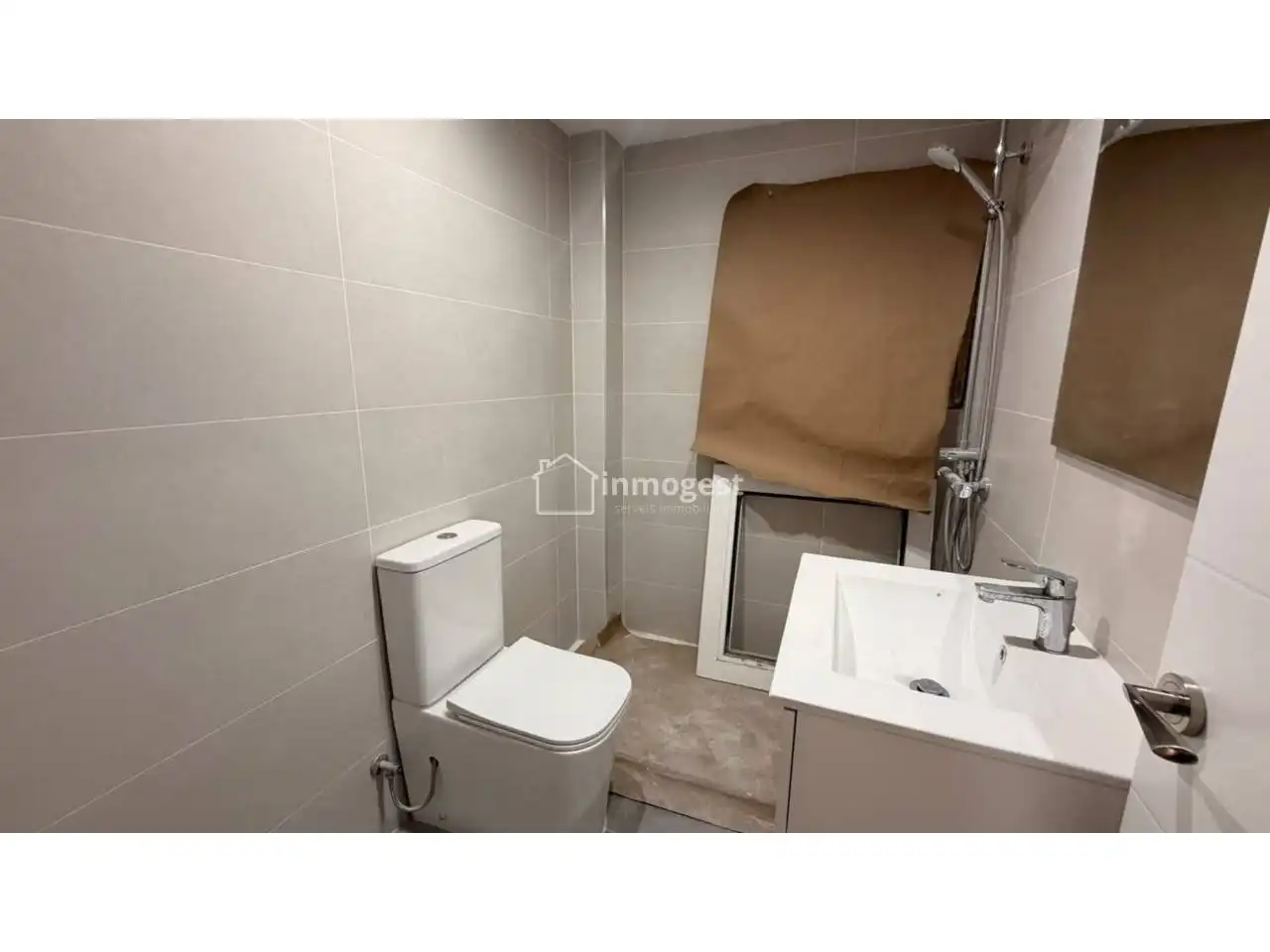 Baño de Piso en venta en Salt con Balcón