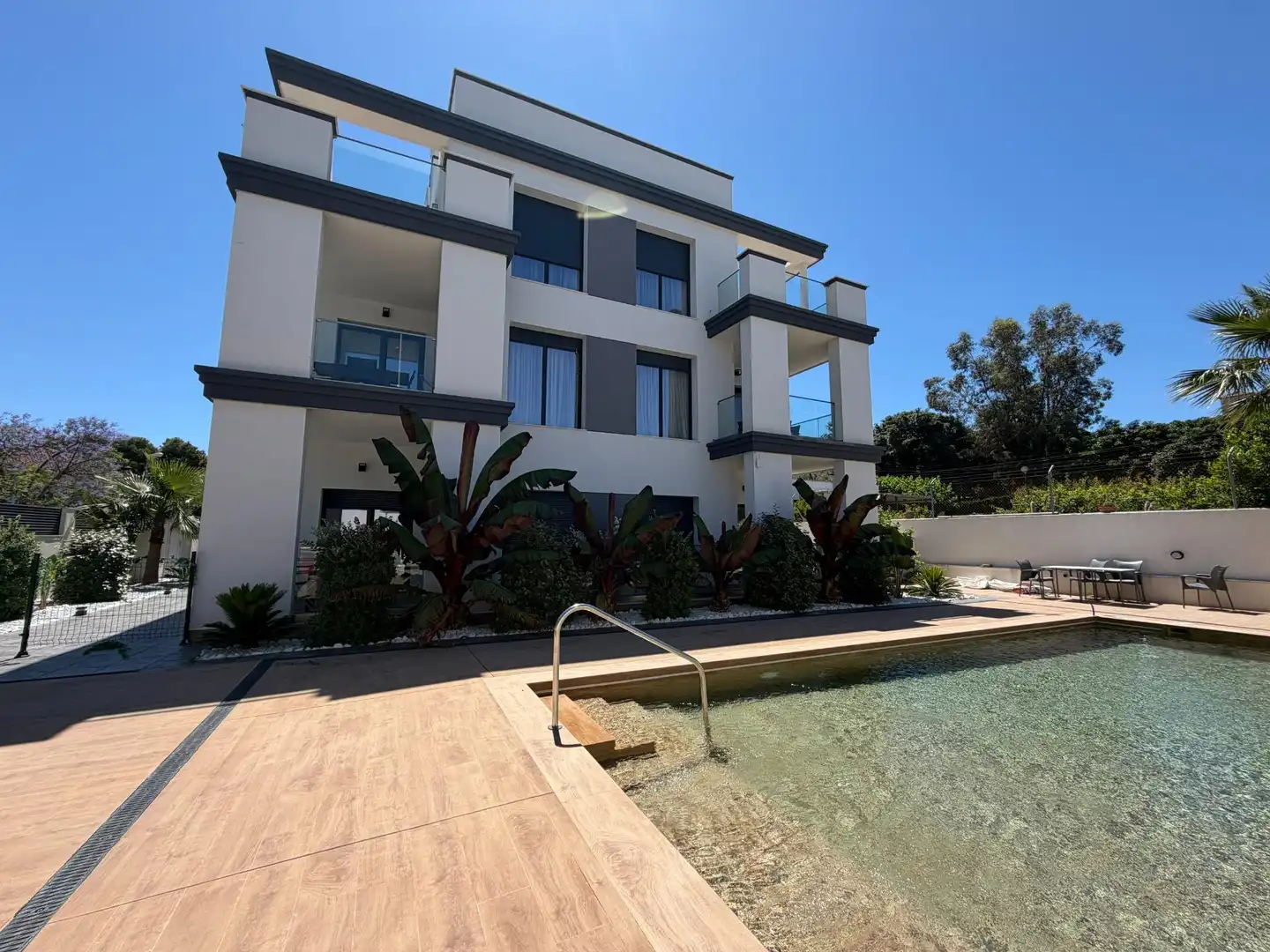Swimming pool of Buildings for sale in Alicante / Alacant