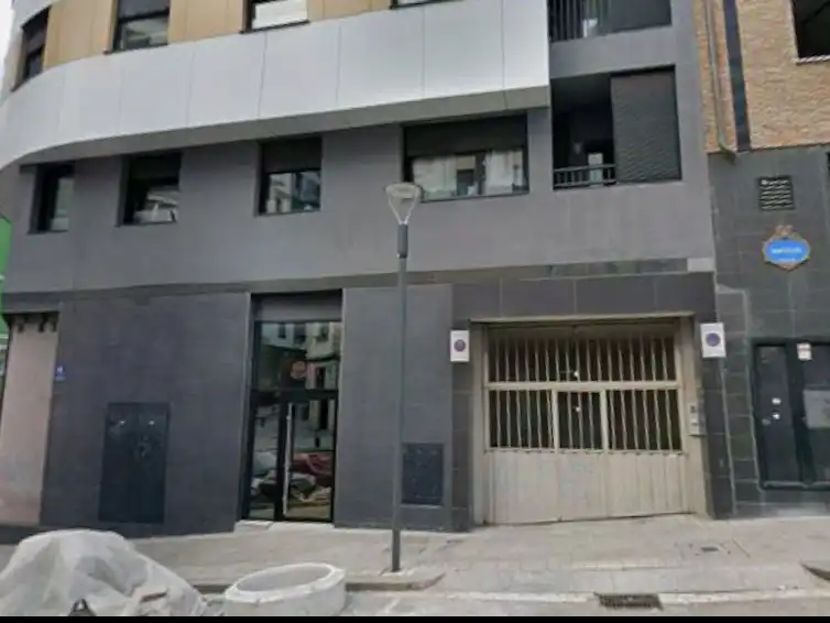 Außenansicht von Garage zur Miete in Ibaiondo
