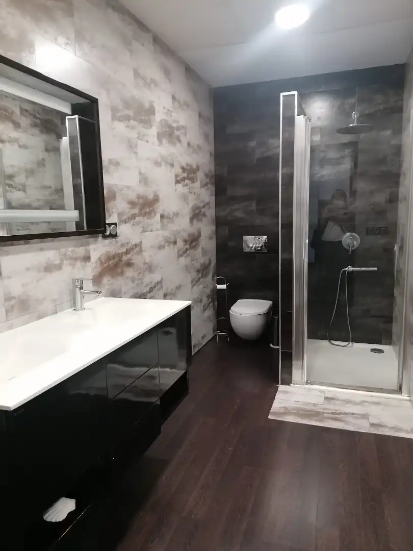 Bany de Apartament en venda en La Línea de la Concepción amb Aire condicionat, Terrassa i Moblat
