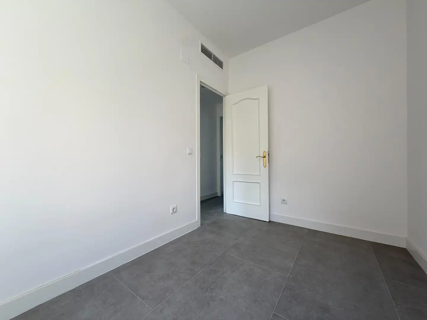 Bedroom of Flat for rent in Madrid  with Air Conditioner, Heating and Parquet flooring