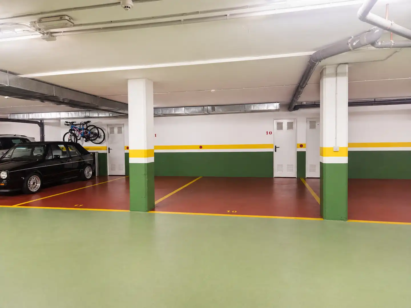 Parkplatz von Wohnungen zum Verkauf in Sanxenxo mit Klimaanlage, Heizung und Parkett