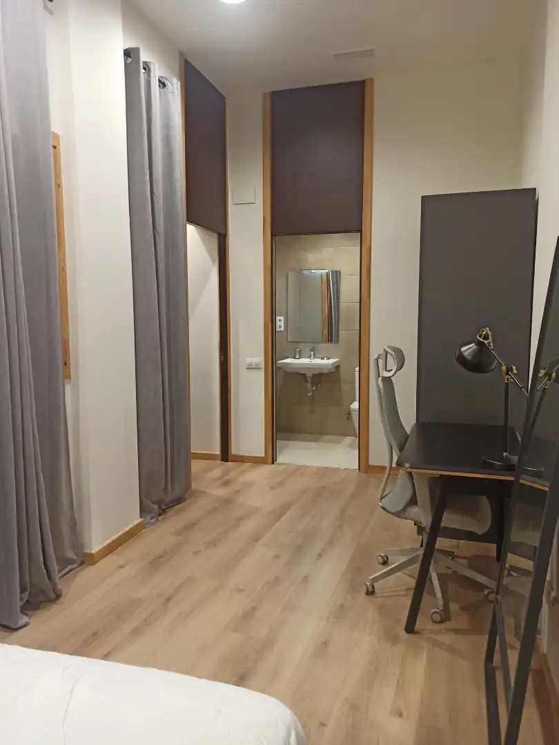 Badezimmer von Wohnung zur Miete in Barcelona mit Klimaanlage, Heizung und Parkett
