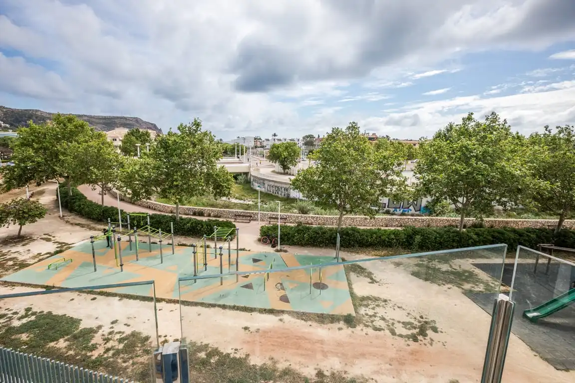 Außenansicht von Wohnungen zur Miete in Jávea / Xàbia mit Klimaanlage, Privatgarten und Schwimmbad