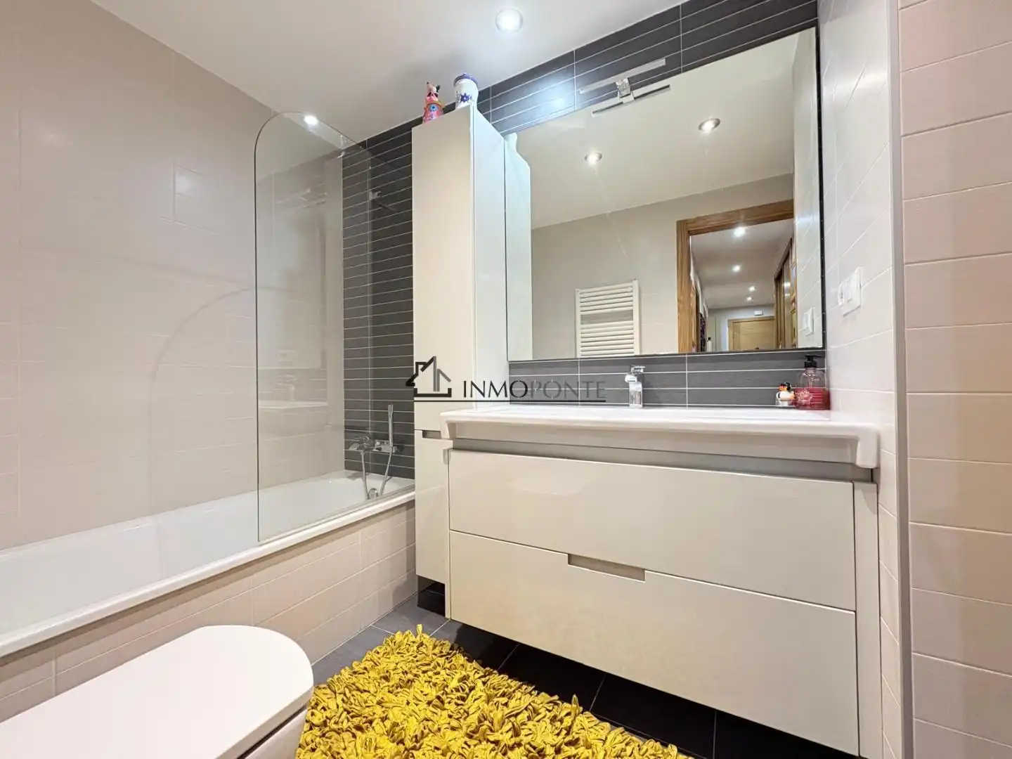 Bathroom of Flat for sale in Pontevedra Capital   with Heating, Storage room and Swimming Pool