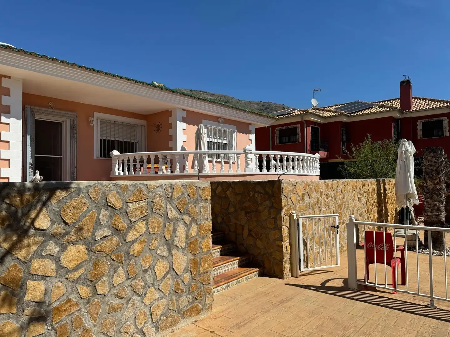 Vista exterior de Casa o xalet en venda en Orihuela amb Aire condicionat, Jardí privat i Traster