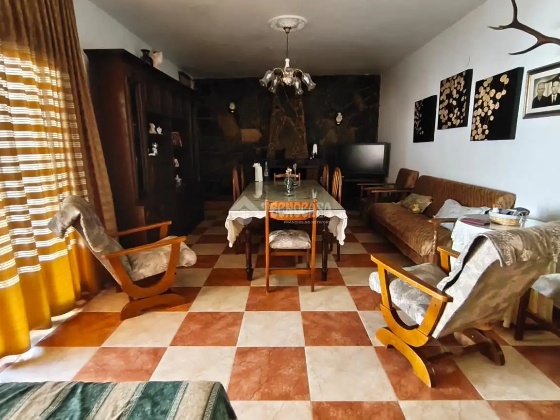 Sala d'estar de Casa adosada en venda en La Carolina amb Moblat