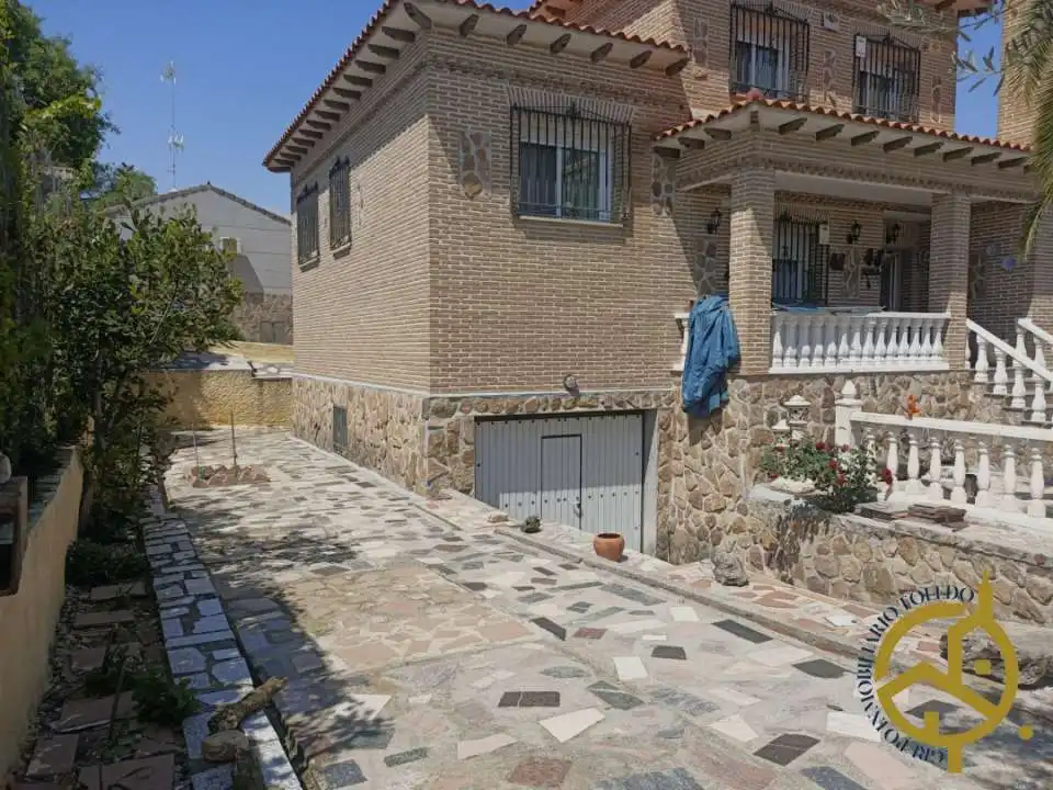 Vista exterior de Casa o xalet en venda en El Viso de San Juan amb Aire condicionat, Calefacció i Jardí privat