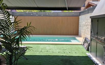 Swimming pool of Single-family semi-detached for sale in Seseña