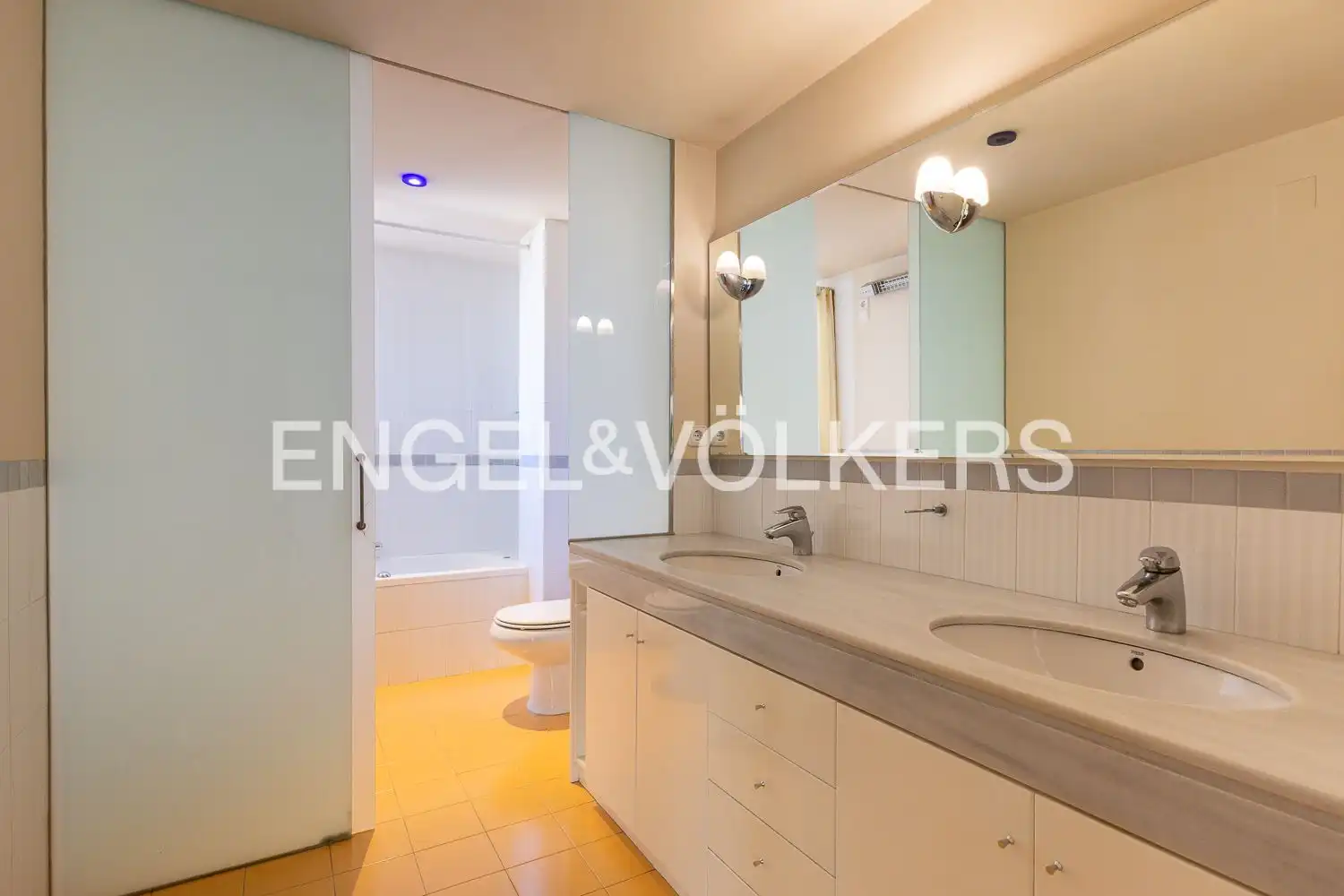 Baño de Piso en venta en Gandia con Calefacción, Trastero y Amueblado