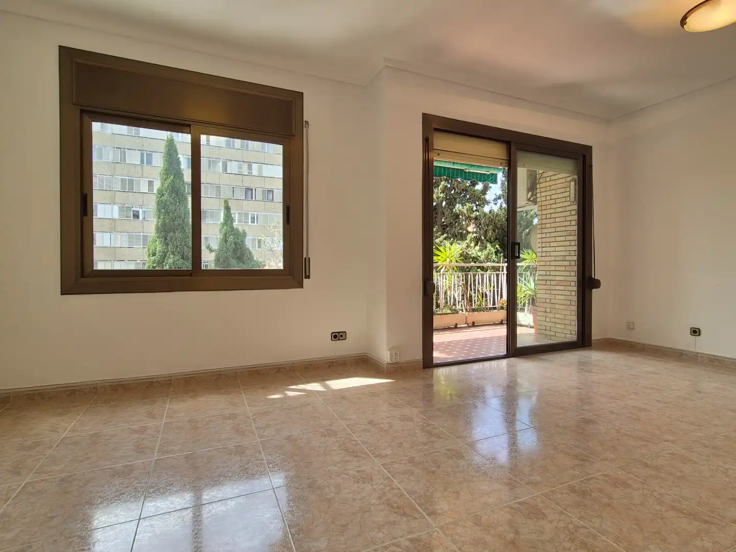 Sala de estar de Piso en venta en Barcelona con Calefacción, Horno y Balcón