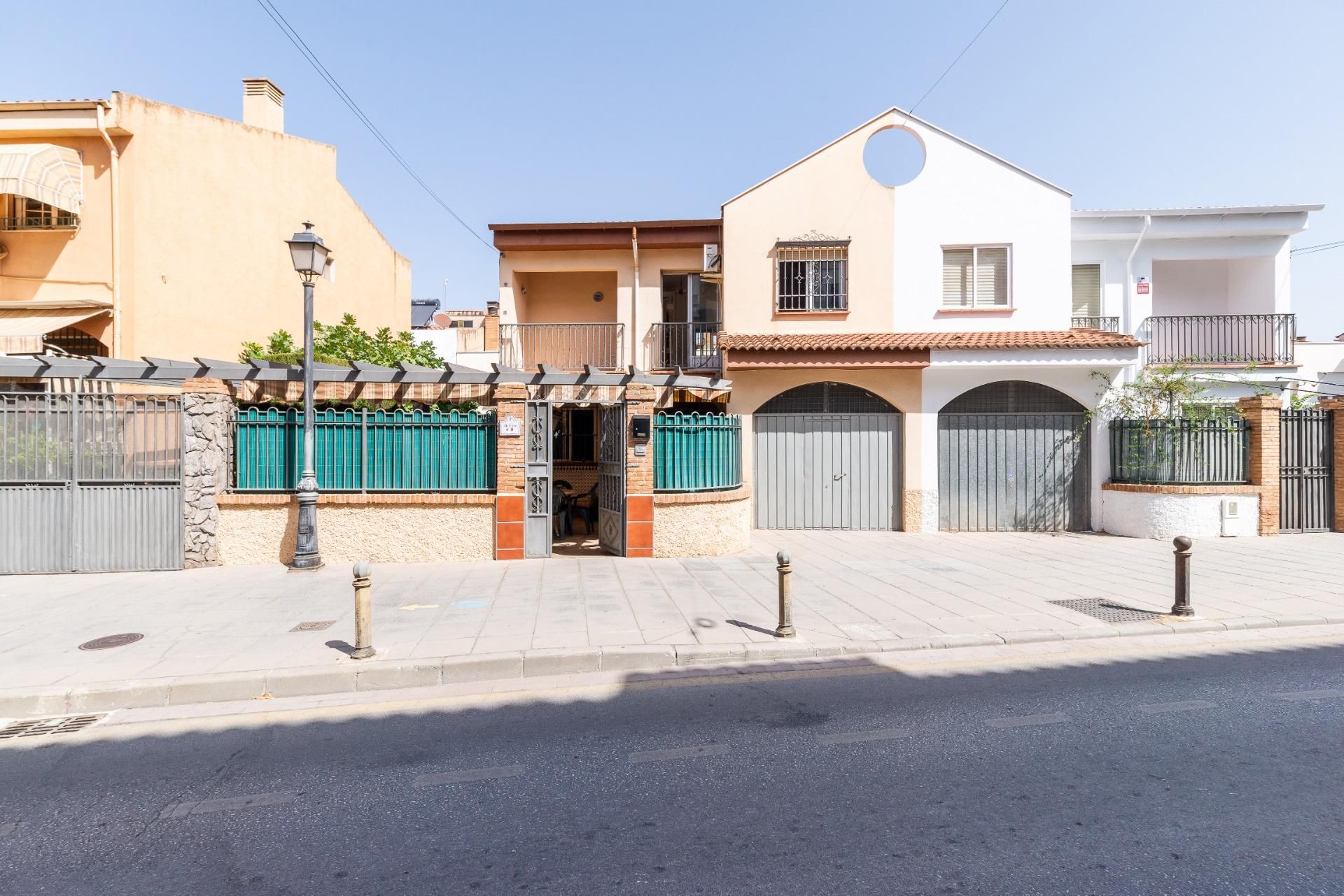 Vista exterior de Casa adosada en venda en La Zubia amb Aire condicionat i Jardí privat