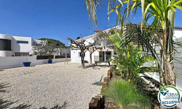Vista exterior de Casa o xalet en venda en Empuriabrava amb Aire condicionat, Calefacció i Jardí privat