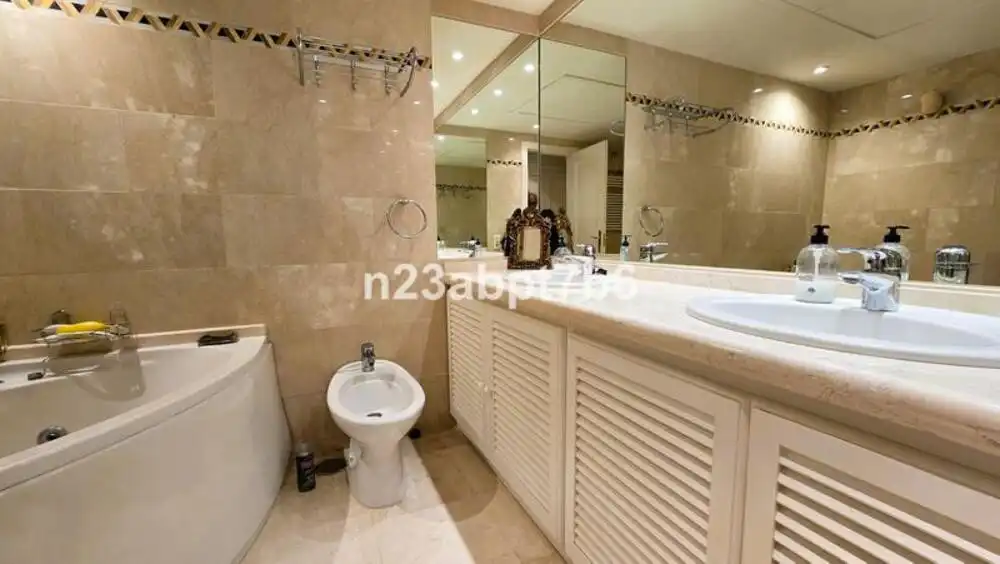 Badezimmer von Wohnungen zur Miete in Marbella mit Klimaanlage, Terrasse und Schwimmbad