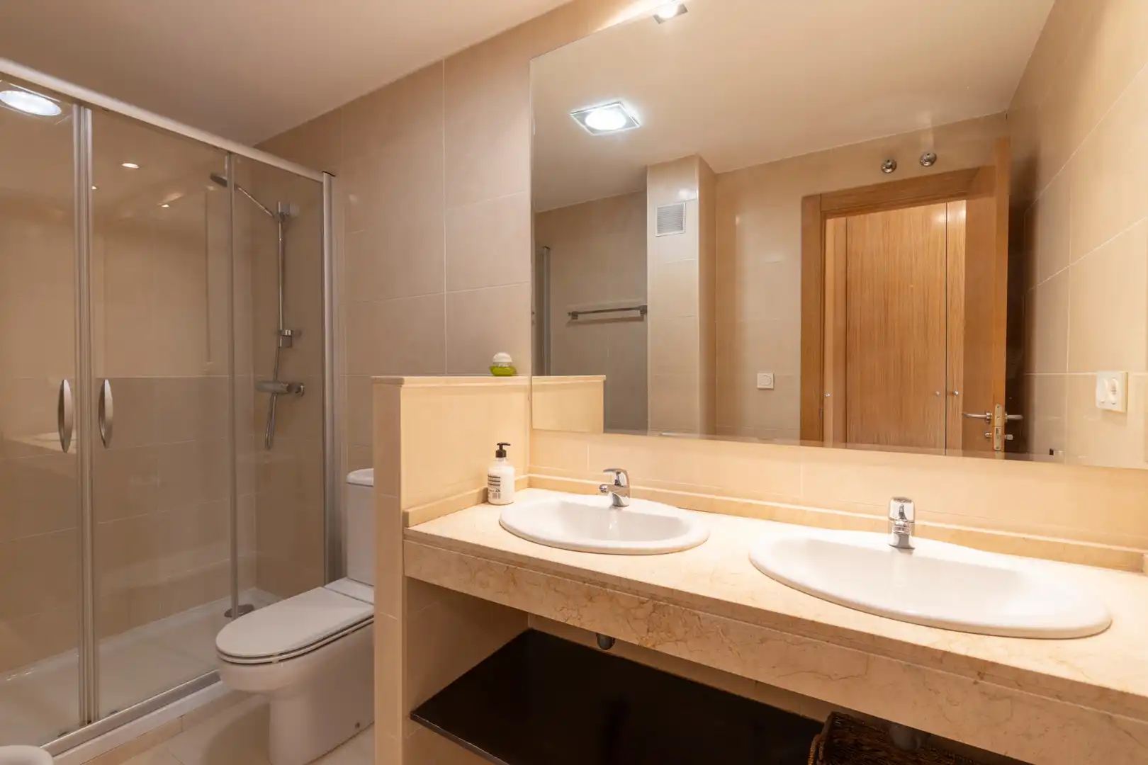 Bathroom of Flat for rent in Granada  with Air Conditioner, Heating and Parquet flooring