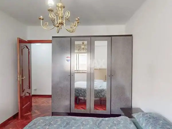 Dormitori de Pis en venda en Vigo  amb Calefacció, Parquet i Terrassa