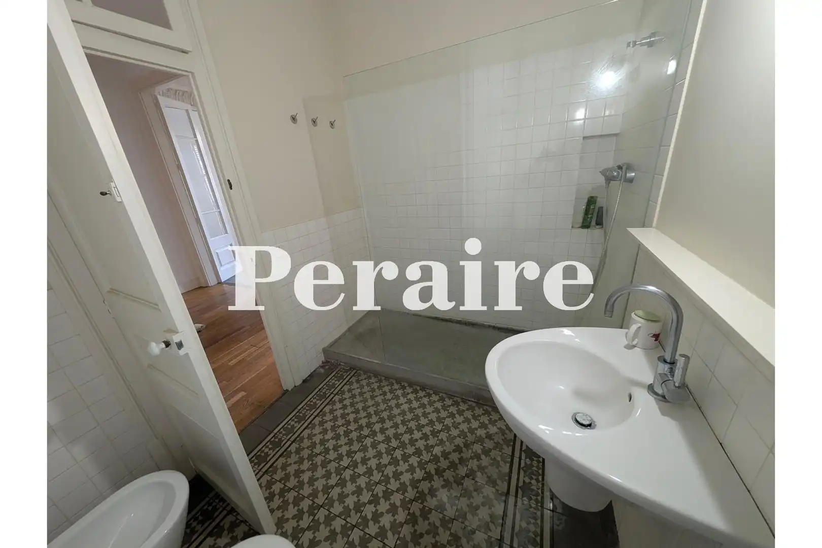 Badezimmer von Wohnung zur Miete in Barcelona mit Heizung und Balkon