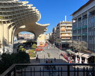 Vista exterior de Oficina de lloguer en  Sevilla Capital amb Aire condicionat, Calefacció i Terrassa