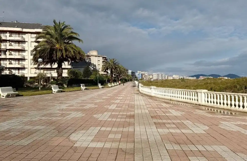 Vista exterior de Casa adosada en venda en Laredo amb Calefacció, Jardí privat i Terrassa