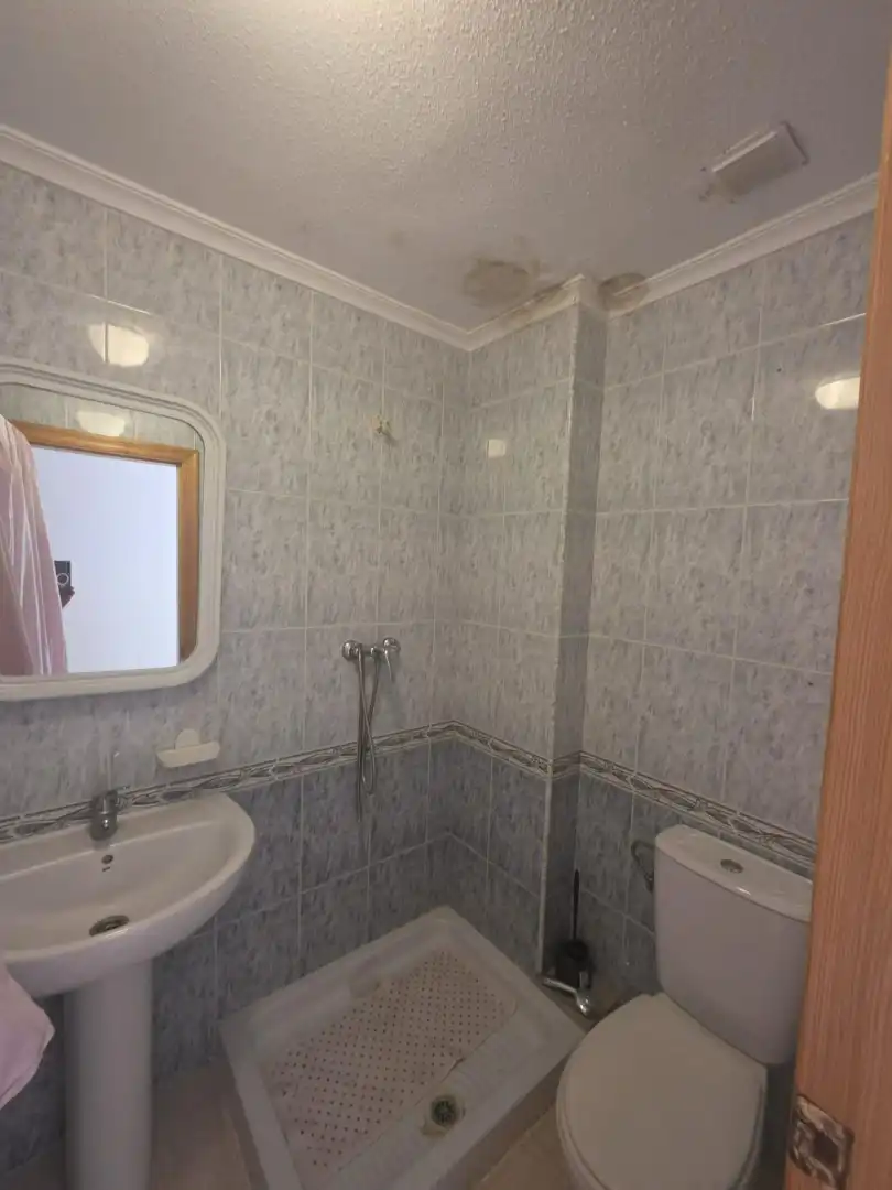 Baño de Piso en venta en Torrevieja con Terraza y Amueblado