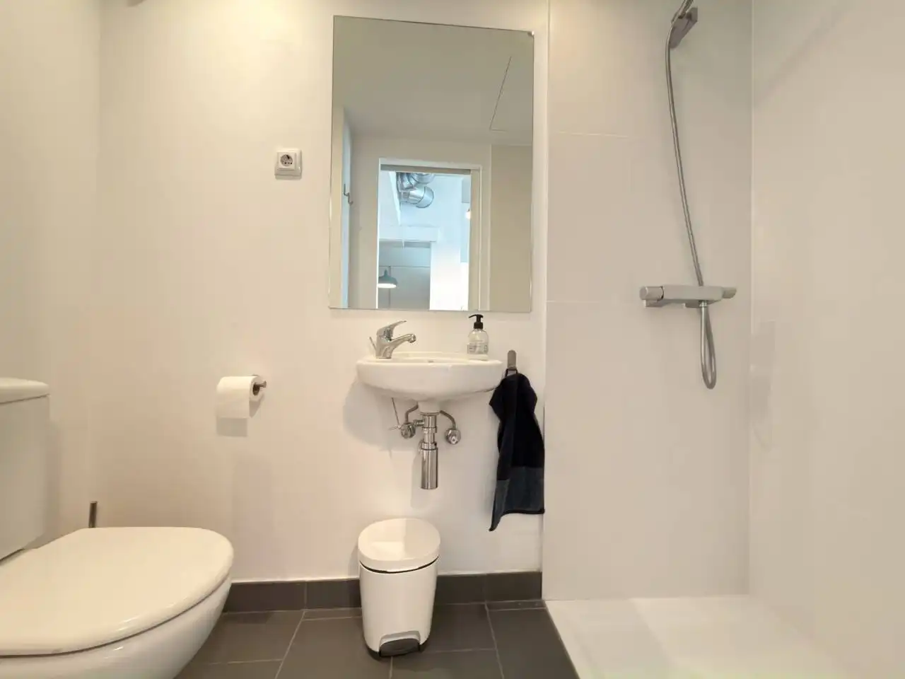 Baño de Oficina de alquiler en Barcelona con Aire acondicionado, Calefacción y Alarma
