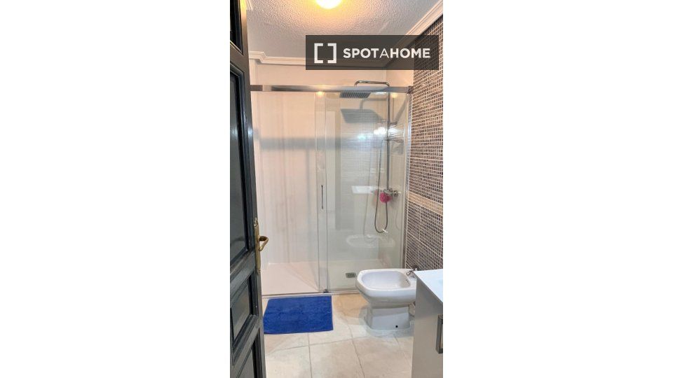 Bathroom of Flat to rent in  Madrid Capital  with Air Conditioner, Heating and Furnished