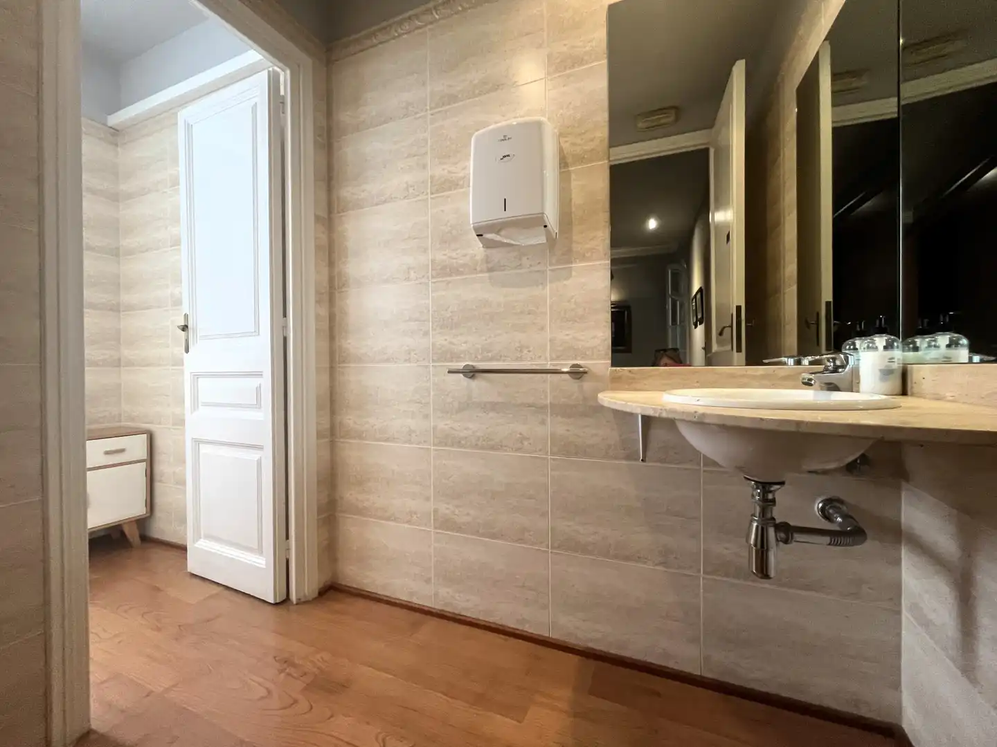 Baño de Oficina de alquiler en Barcelona con Aire acondicionado, Calefacción y Amueblado