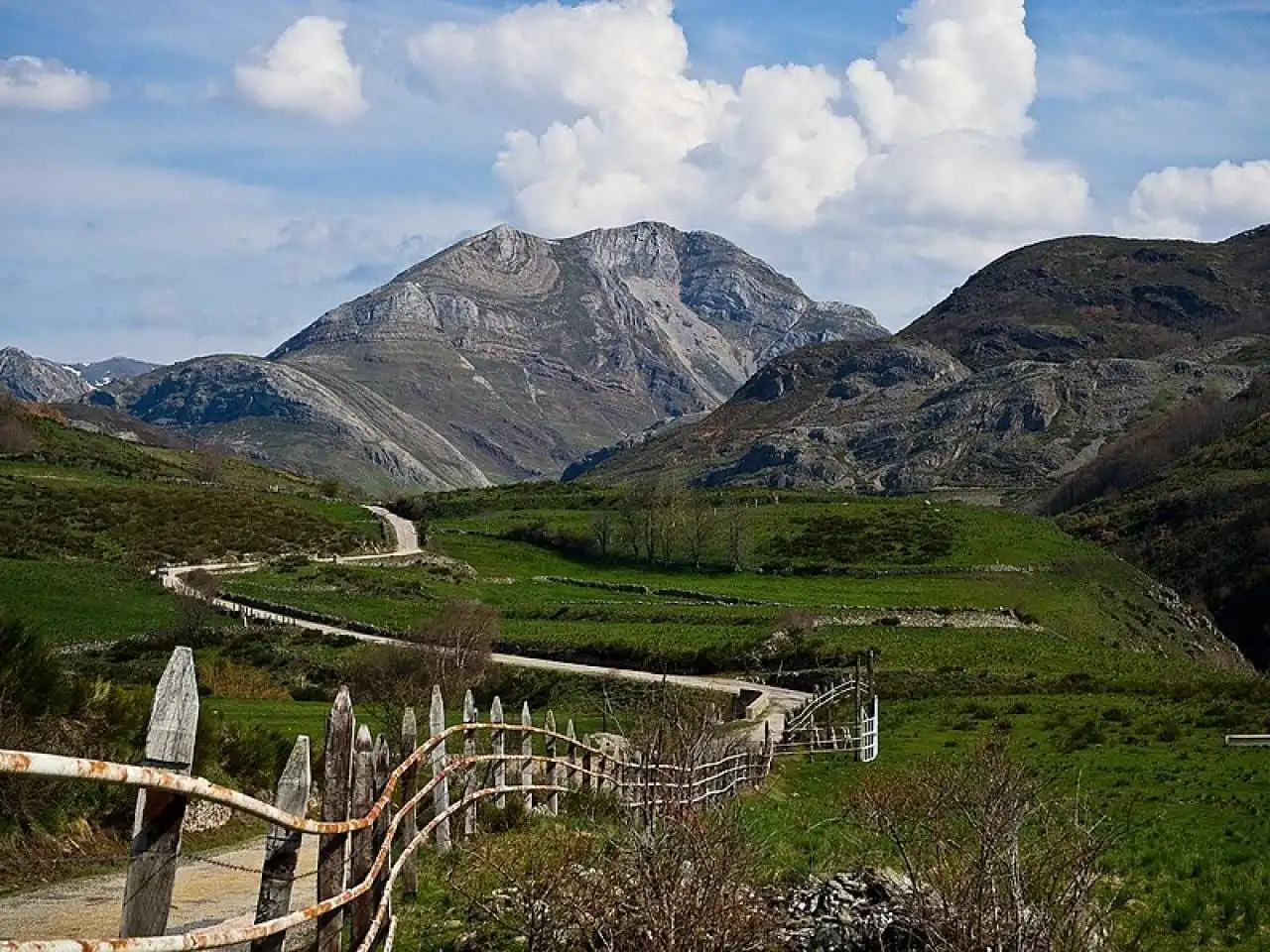 Vista exterior de Casa o xalet en venda en Cabrillanes amb Calefacció