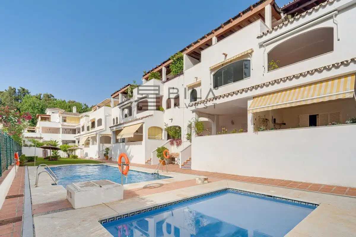Vista exterior de Pis en venda en Marbella amb Aire condicionat, Terrassa i Traster