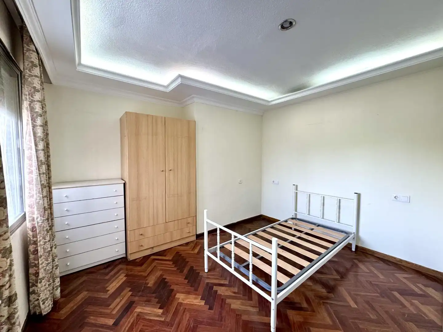 Dormitori de Pis de lloguer en Orihuela amb Parquet, Terrassa i Moblat