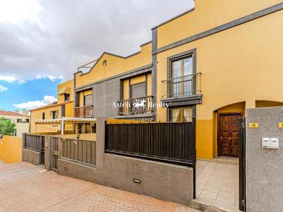 Vista exterior de Casa adosada en venda en San Miguel de Abona amb Aire condicionat, Terrassa i Piscina