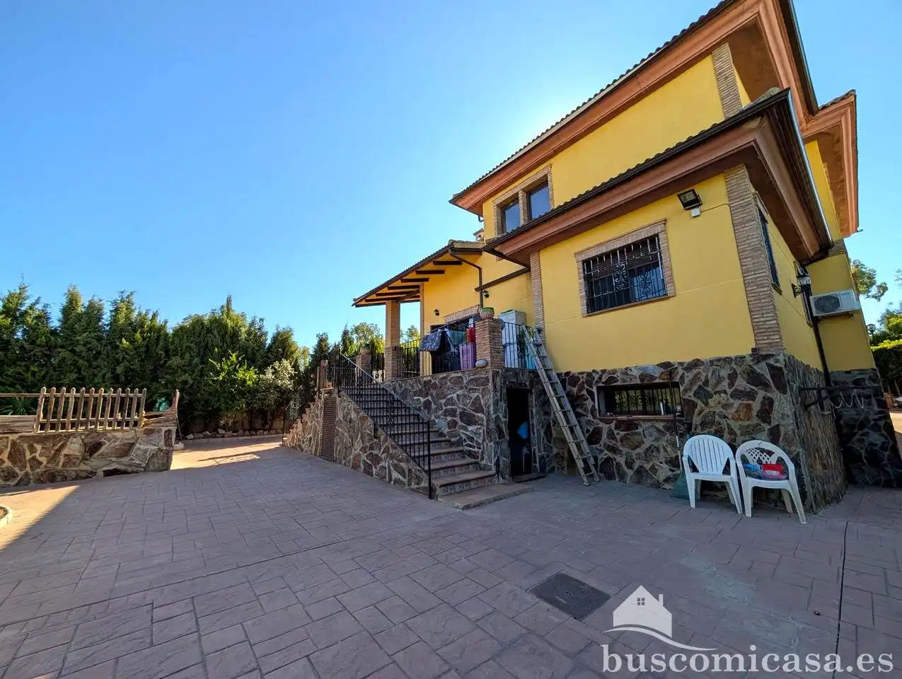 Vista exterior de Casa o xalet en venda en Linares amb Aire condicionat, Jardí privat i Terrassa