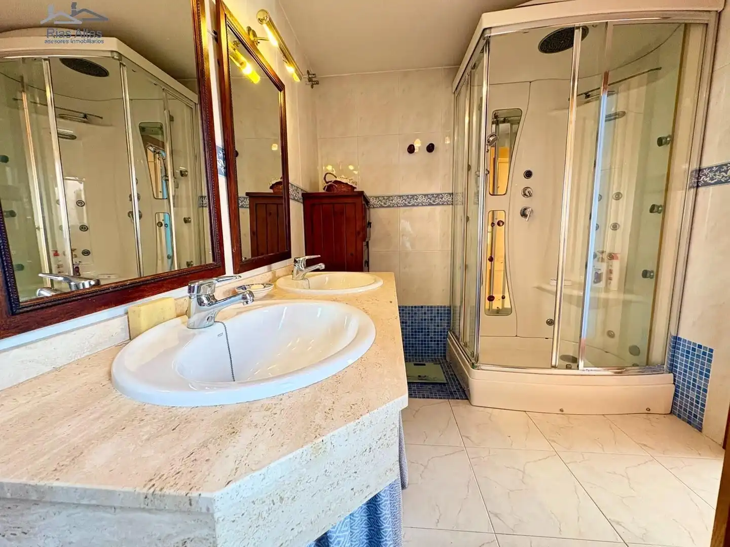 Baño de Casa o chalet en venta en Oleiros con Calefacción, Jardín privado y Trastero