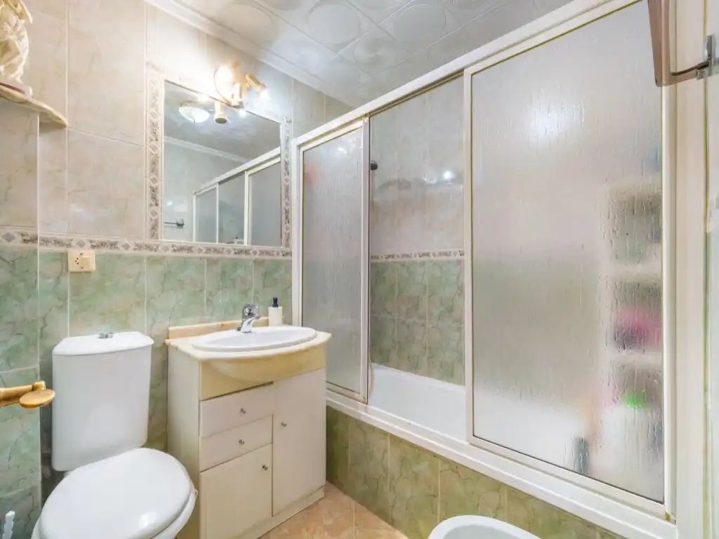 Badezimmer von Haus oder Chalet zum Verkauf in Torrevieja mit Klimaanlage, Privatgarten und Möbliert