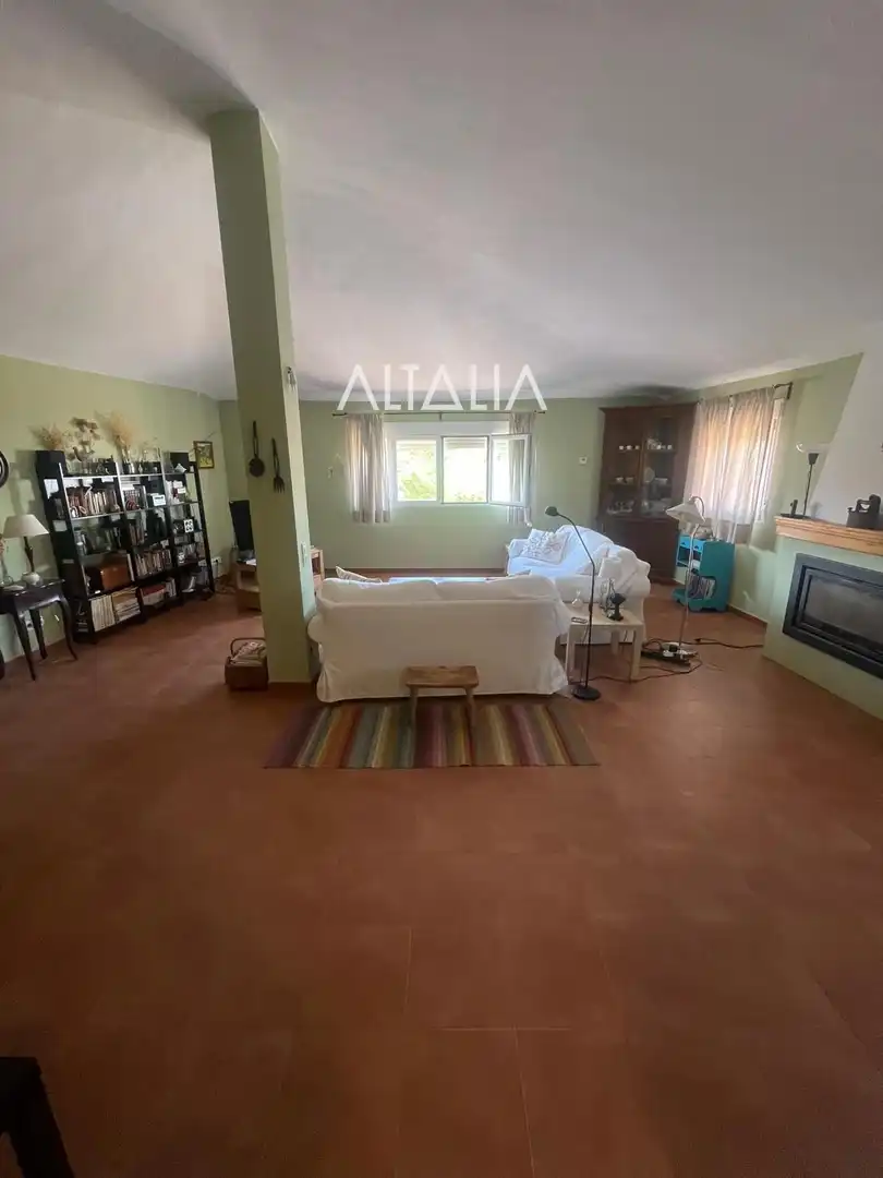Sala d'estar de Casa o xalet en venda en Torrejoncillo del Rey amb Calefacció, Terrassa i Alarma