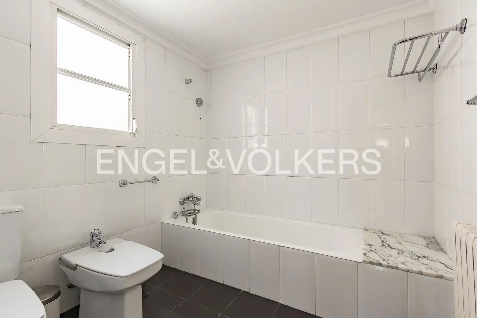 Baño de Ático de alquiler en Barcelona con Aire acondicionado, Calefacción y Parquet