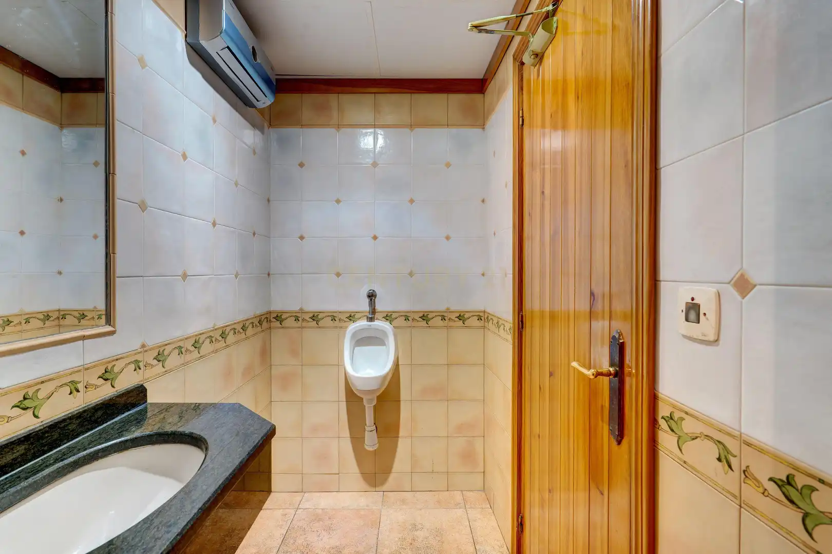 Badezimmer von Geschaftsraum zum Verkauf in Irun  mit Klimaanlage und Alarm